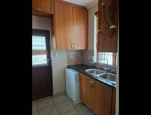 4 BEDROOM PROPERTY TO RENT IN LYNNWOOD MANOR